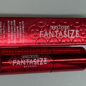 ONE/SIZE Fantasize Mascara - Bold Red